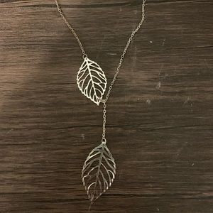 Adjustable length fashion leaf necklace